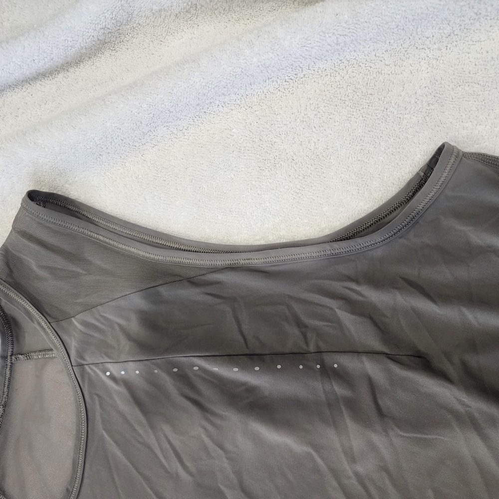 Lululemon Women's Gray Sleeveless Top - Picture 5 of 7